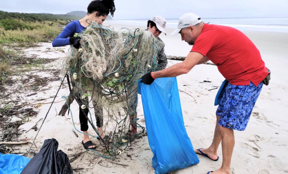 Portos do Paraná participa de mutirão de limpeza na Ilha do Mel e retira quase 3 toneladas de resíduos