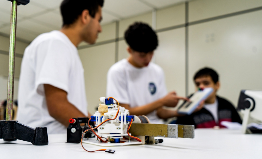 Dia Nacional da Educação Profissional e Tecnológica: alunos ajudam a contar histórias que motivaram expansão da modalidade no Paraná