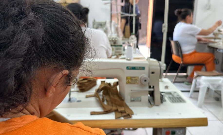 Apenadas transformam fardas antigas em ecobags em projeto que visa sustentabilidade e assistência a militares e suas famílias