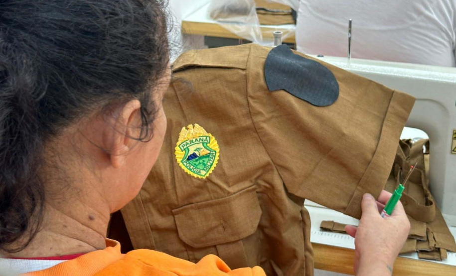 Apenadas transformam fardas antigas em ecobags em projeto que visa sustentabilidade e assistência a militares e suas famílias