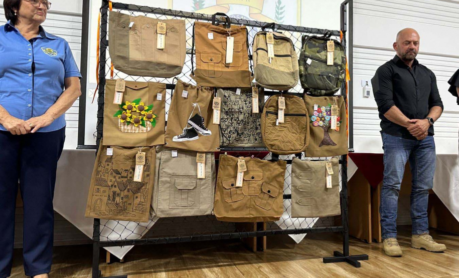 Apenadas transformam fardas antigas em ecobags em projeto que visa sustentabilidade e assistência a militares e suas famílias