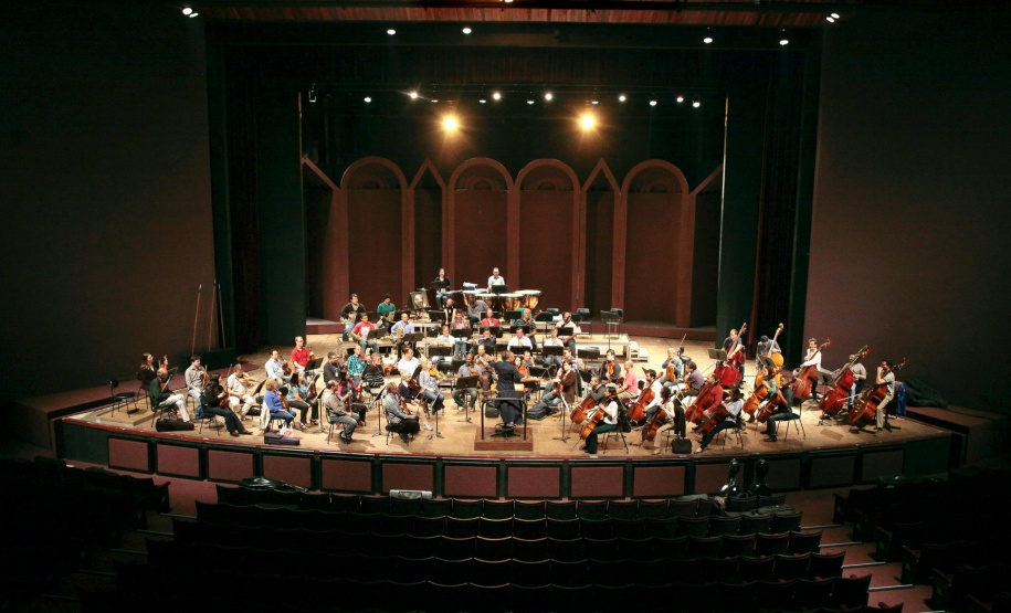 Em 2025, a Orquestra Sinfônica do Paraná (OSP) celebrará 40 anos de história como a primeira e maior orquestra pública do Estado. Fundada em 1985, a OSP tem como missão democratizar o acesso à música clássica, realizando concertos com valores acessíveis e colaborando com outros corpos artísticos do Teatro Guaíra.
