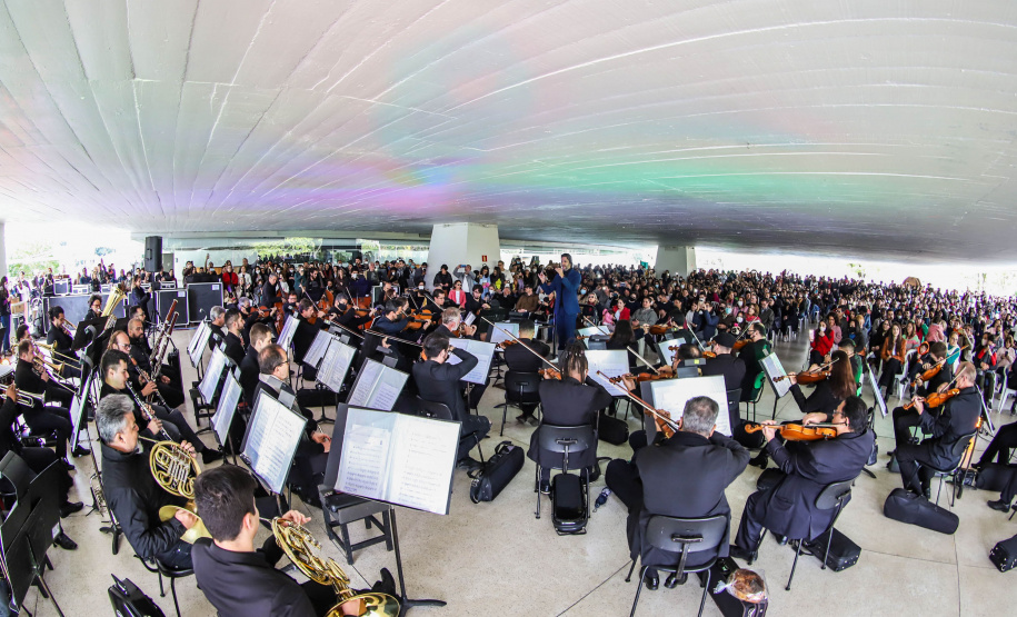 Em 2025, a Orquestra Sinfônica do Paraná (OSP) celebrará 40 anos de história como a primeira e maior orquestra pública do Estado. Fundada em 1985, a OSP tem como missão democratizar o acesso à música clássica, realizando concertos com valores acessíveis e colaborando com outros corpos artísticos do Teatro Guaíra.