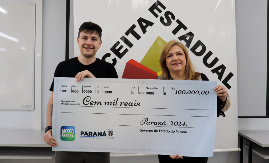 Prêmio de R$ 100 mil do Nota Paraná é entregue a moradora de Curitiba