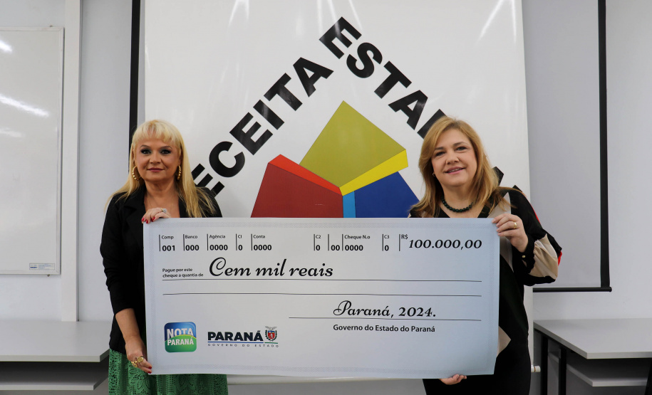 Prêmio de R$ 100 mil do Nota Paraná é entregue a moradora de Curitiba