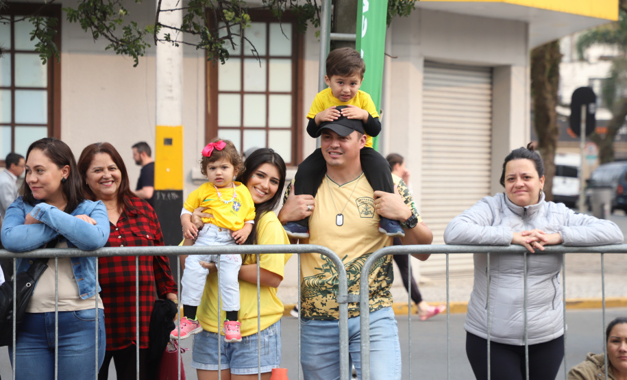 Desfile com milhares de pessoas festeja os 202 anos da Independência do Brasil
