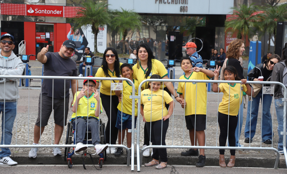Desfile com milhares de pessoas festeja os 202 anos da Independência do Brasil
