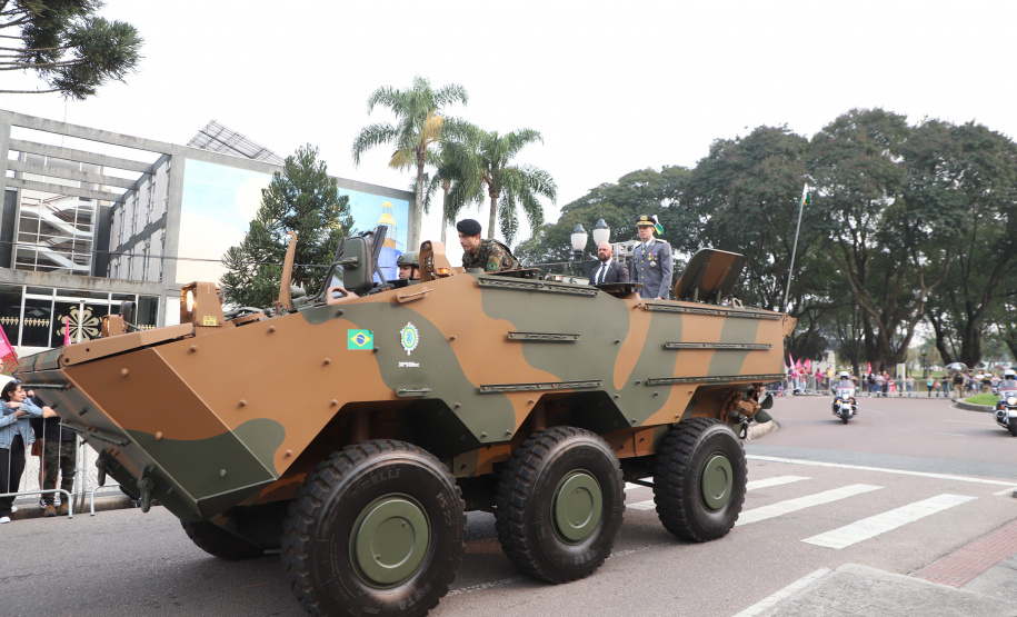 Desfile com milhares de pessoas festeja os 202 anos da Independência do Brasil