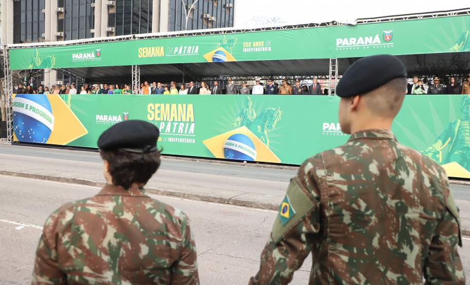 Desfile com milhares de pessoas festeja os 202 anos da Independência do Brasil