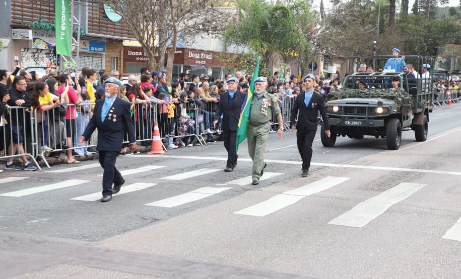 Desfile com milhares de pessoas festeja os 202 anos da Independência do Brasil
