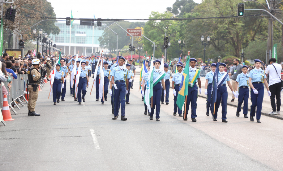 Desfile com milhares de pessoas festeja os 202 anos da Independência do Brasil