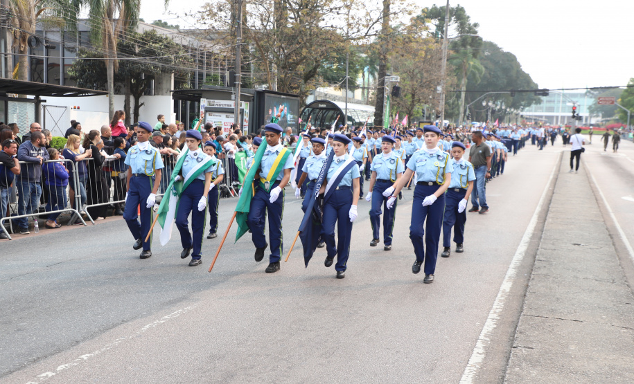 Desfile com milhares de pessoas festeja os 202 anos da Independência do Brasil