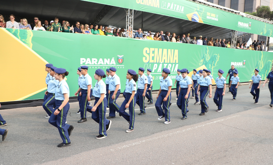 Desfile com milhares de pessoas festeja os 202 anos da Independência do Brasil