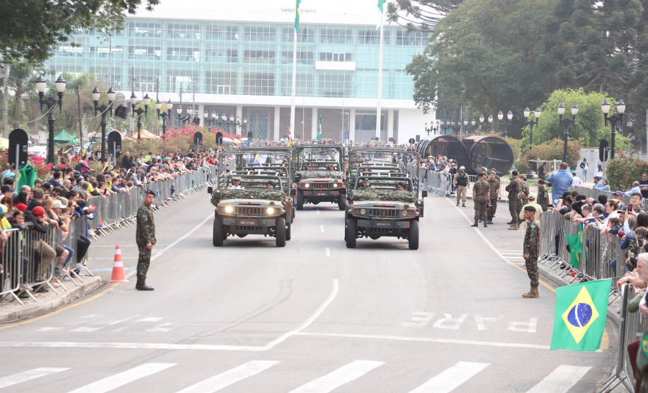 Desfile com milhares de pessoas festeja os 202 anos da Independência do Brasil