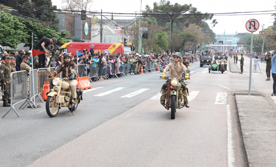 Desfile com milhares de pessoas festeja os 202 anos da Independência do Brasil