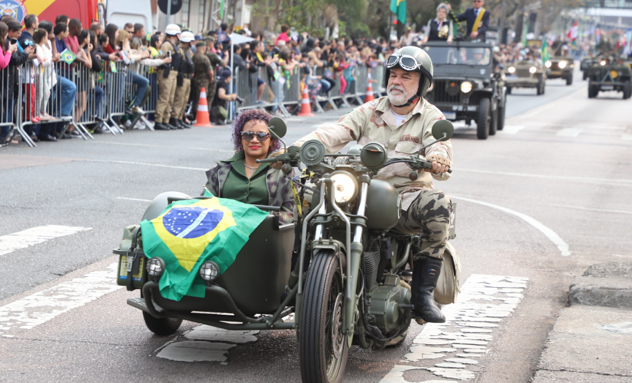 Desfile com milhares de pessoas festeja os 202 anos da Independência do Brasil