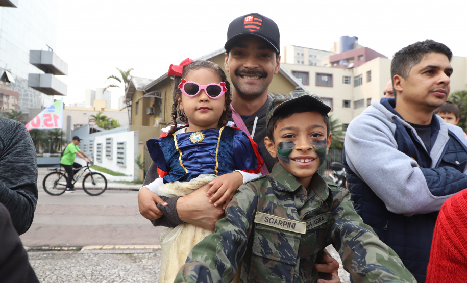 Desfile com milhares de pessoas festeja os 202 anos da Independência do Brasil