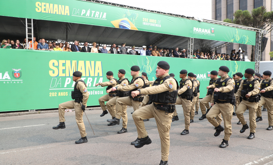 Desfile com milhares de pessoas festeja os 202 anos da Independência do Brasil