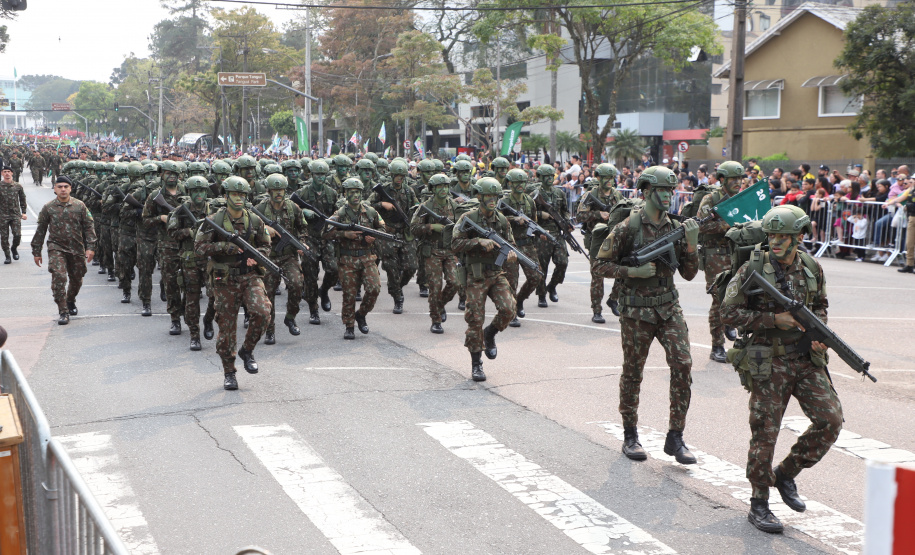 Desfile com milhares de pessoas festeja os 202 anos da Independência do Brasil