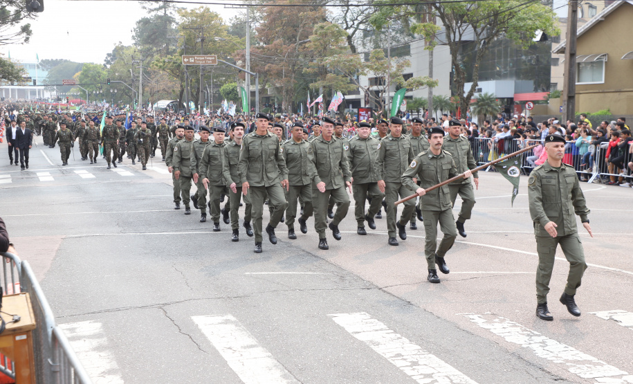 Desfile com milhares de pessoas festeja os 202 anos da Independência do Brasil
