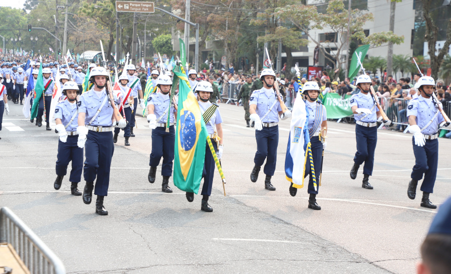Desfile com milhares de pessoas festeja os 202 anos da Independência do Brasil