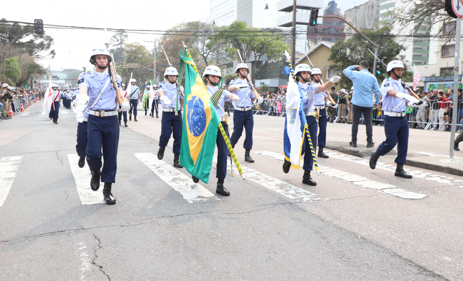 Desfile com milhares de pessoas festeja os 202 anos da Independência do Brasil
