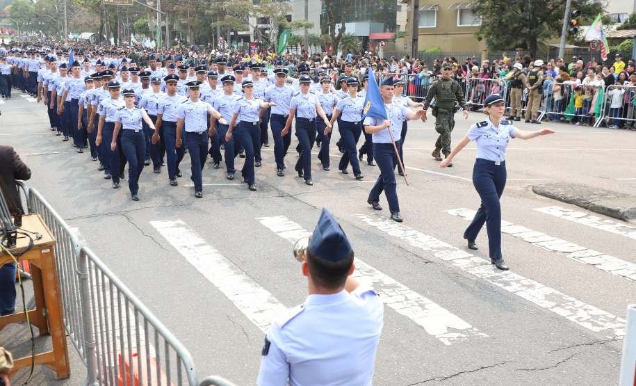 Desfile com milhares de pessoas festeja os 202 anos da Independência do Brasil
