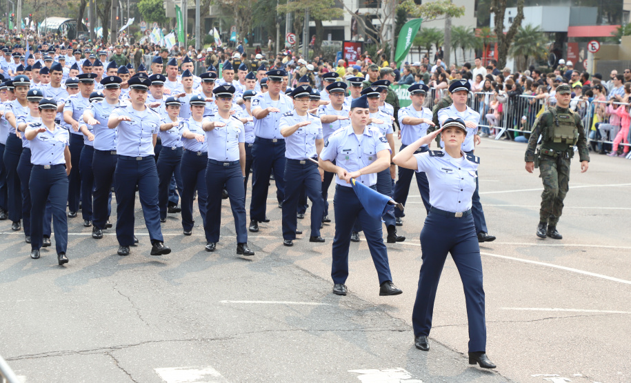 Desfile com milhares de pessoas festeja os 202 anos da Independência do Brasil