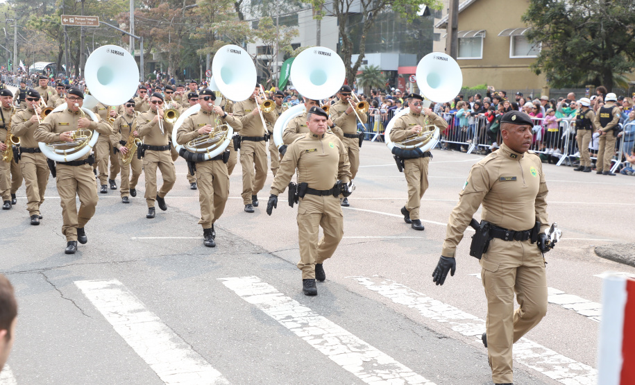 Desfile com milhares de pessoas festeja os 202 anos da Independência do Brasil