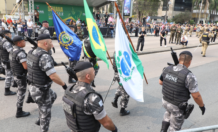 Desfile com milhares de pessoas festeja os 202 anos da Independência do Brasil