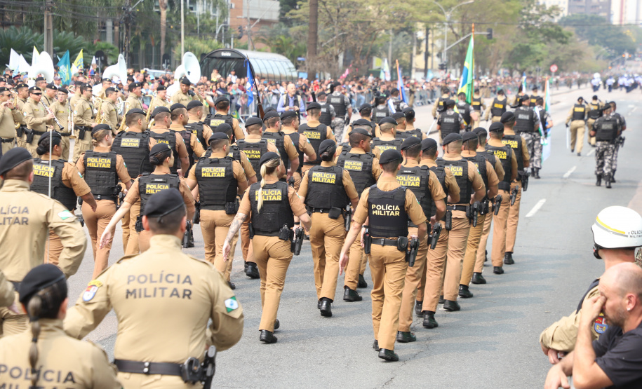 Desfile com milhares de pessoas festeja os 202 anos da Independência do Brasil