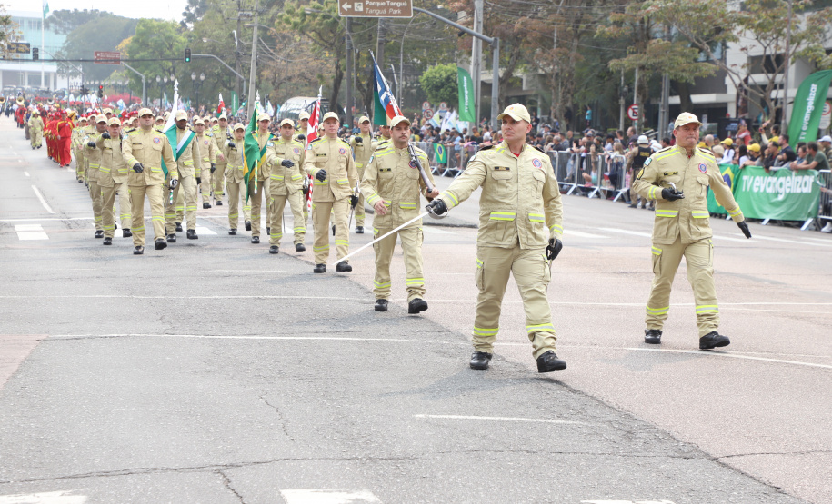 Desfile com milhares de pessoas festeja os 202 anos da Independência do Brasil