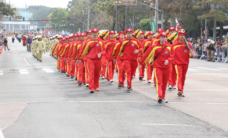 Desfile com milhares de pessoas festeja os 202 anos da Independência do Brasil