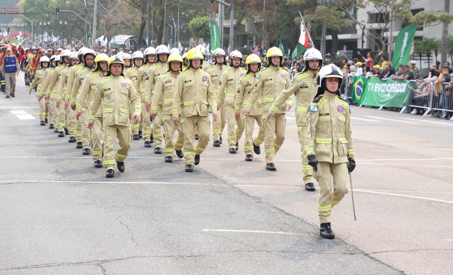 Desfile com milhares de pessoas festeja os 202 anos da Independência do Brasil
