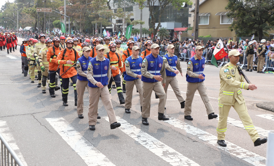 Desfile com milhares de pessoas festeja os 202 anos da Independência do Brasil