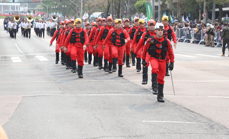 Desfile com milhares de pessoas festeja os 202 anos da Independência do Brasil