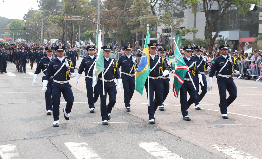 Desfile com milhares de pessoas festeja os 202 anos da Independência do Brasil