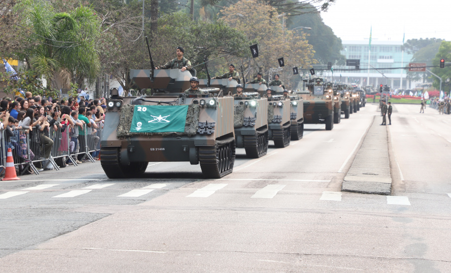 Desfile com milhares de pessoas festeja os 202 anos da Independência do Brasil