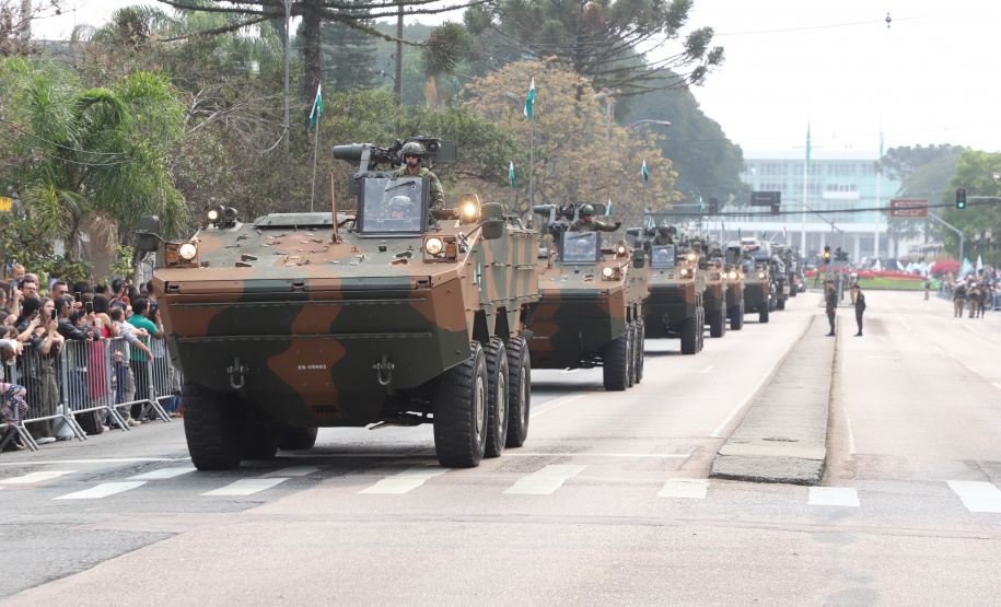 Desfile com milhares de pessoas festeja os 202 anos da Independência do Brasil