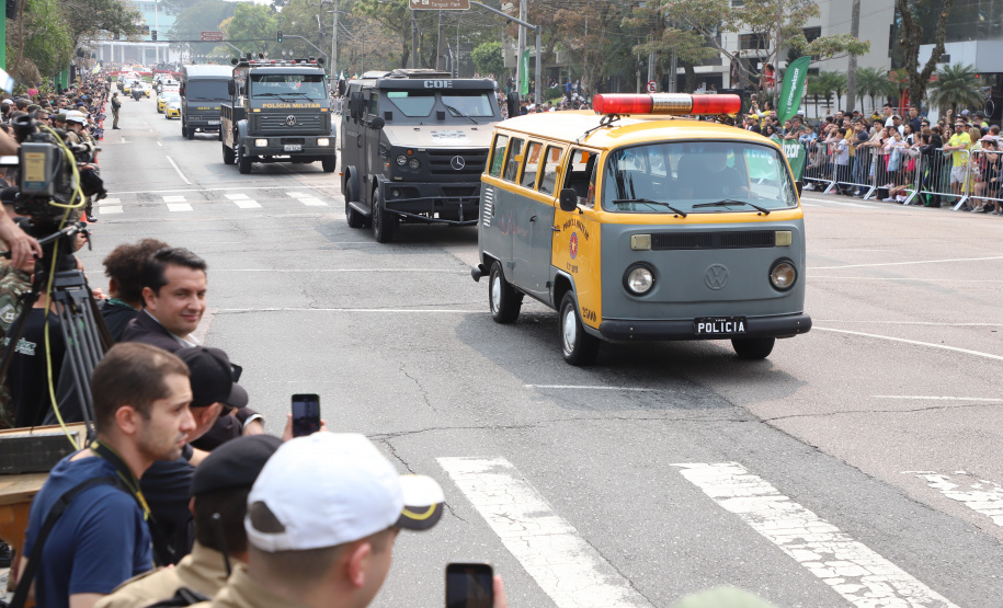 Desfile com milhares de pessoas festeja os 202 anos da Independência do Brasil