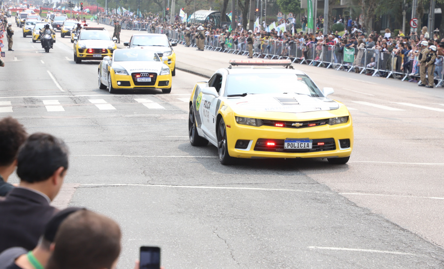 Desfile com milhares de pessoas festeja os 202 anos da Independência do Brasil