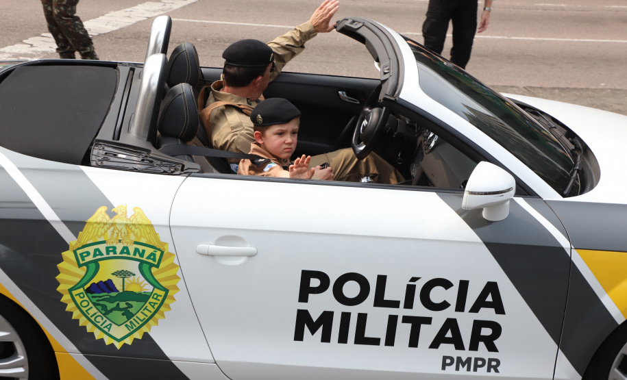 Desfile com milhares de pessoas festeja os 202 anos da Independência do Brasil