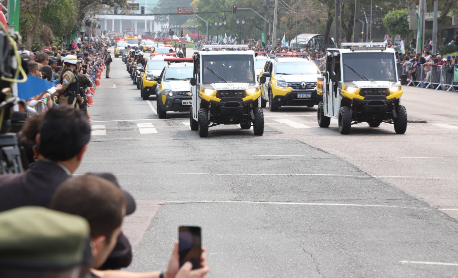 Desfile com milhares de pessoas festeja os 202 anos da Independência do Brasil