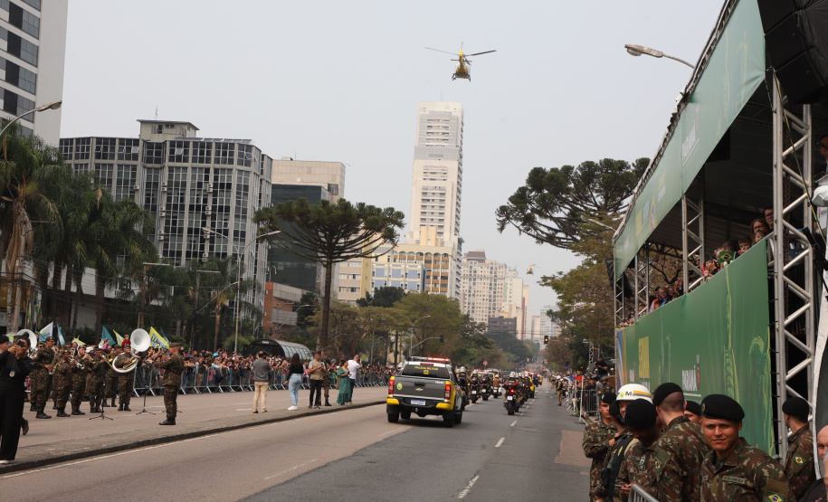 Desfile com milhares de pessoas festeja os 202 anos da Independência do Brasil