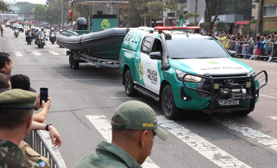 Desfile com milhares de pessoas festeja os 202 anos da Independência do Brasil