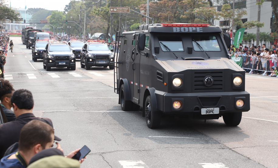 Desfile com milhares de pessoas festeja os 202 anos da Independência do Brasil