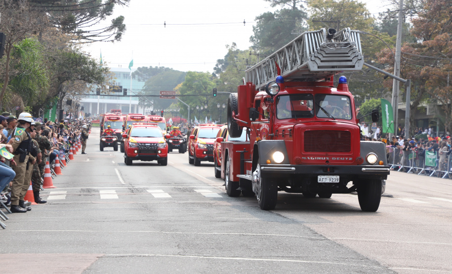 Desfile com milhares de pessoas festeja os 202 anos da Independência do Brasil