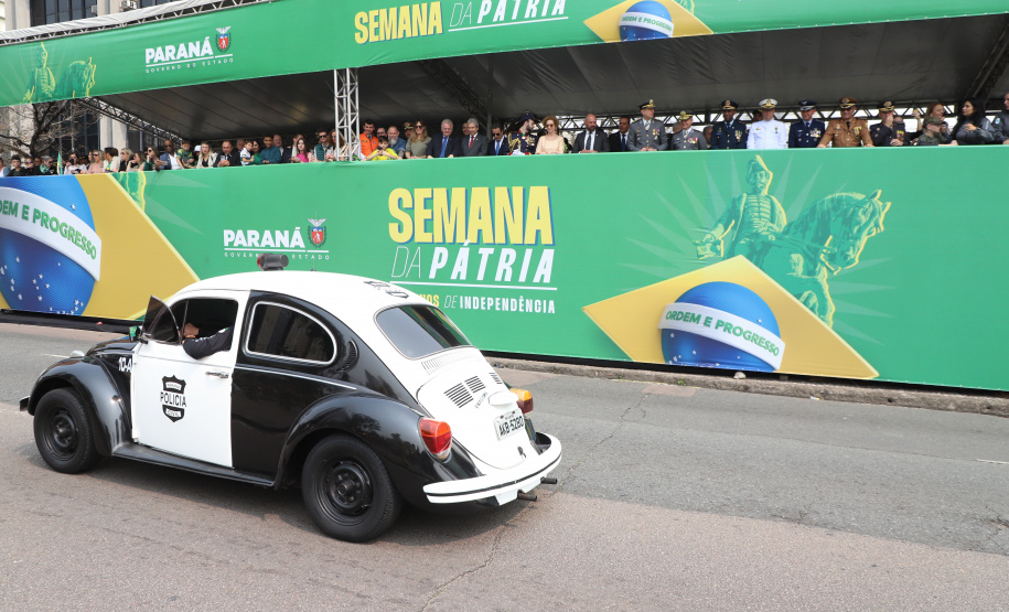 Desfile com milhares de pessoas festeja os 202 anos da Independência do Brasil
