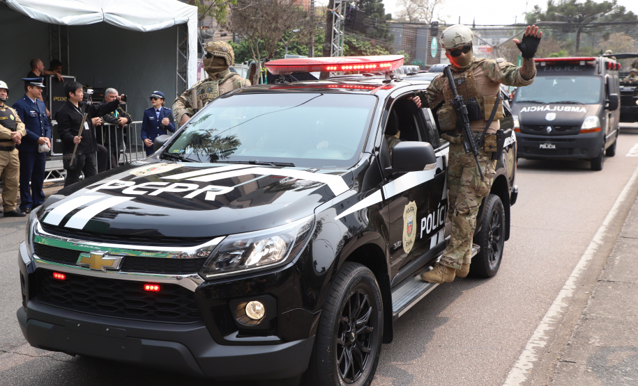 Desfile com milhares de pessoas festeja os 202 anos da Independência do Brasil