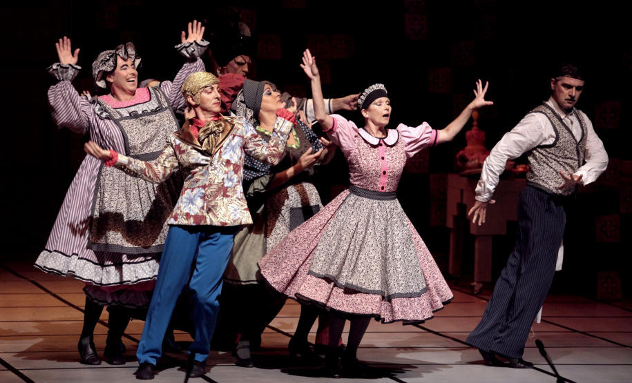 G2 COMPANHIA DE DANÇA – Alguns bailarinos que participaram dessas montagens icônicas hoje integram a G2 Companhia de Dança, grupo sênior do Teatro Guaíra que se dedica a explorar a maturidade artística em espetáculos que abordam temas universais e a riqueza da experiência humana.